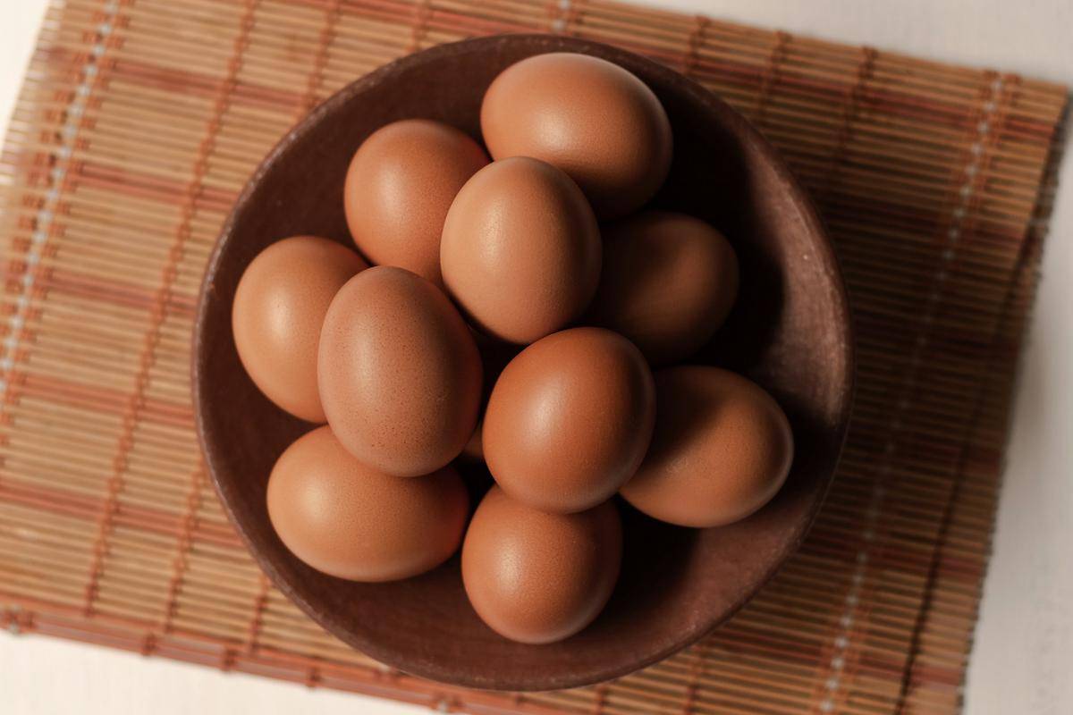 ilustrasi telur ayam segar dalam wadah (unsplash.com/Laize de Souza)