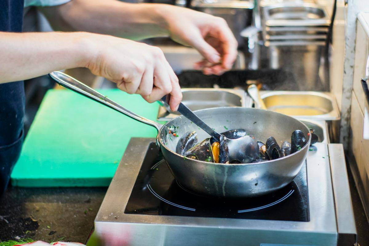 ilustrasi memasak (unsplash.com/Louis Hansel)
