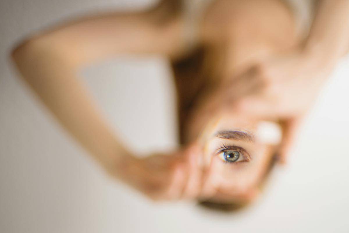 Ilustrasi mata wanita melalui kaca (unsplash.com/Mathieu Stern)