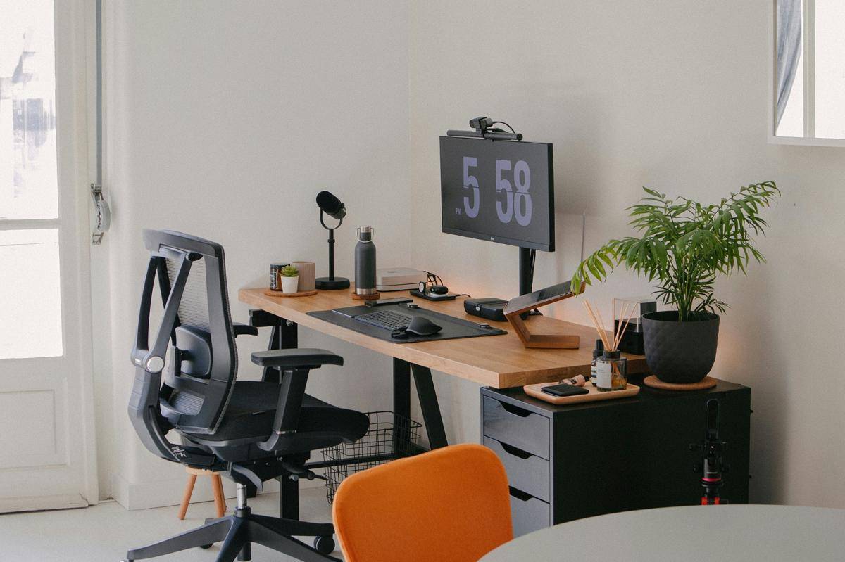 ilustrasi meja kerja (unsplash.com/Nubelson Fernandes) 