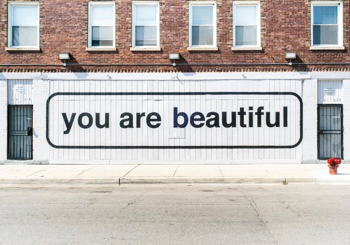 Ilustrasi grafitti tulisan di dinding (unsplash.com/Payson Wick)