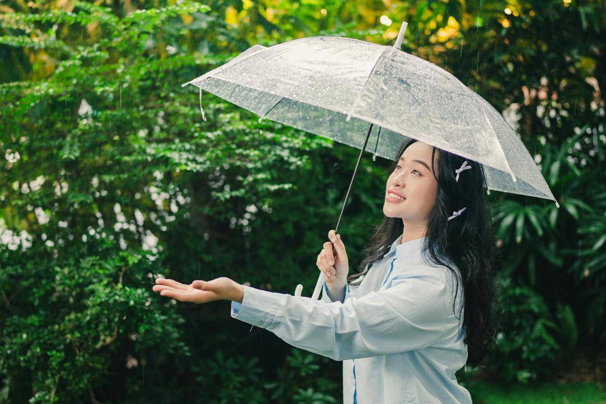 ilustrasi perempuan menikmati hujan (pexels.com/@andy-lee)