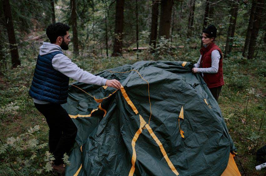 ilustrasi pendaki memasang tenda camping (pexels.com/cottonbro studio)