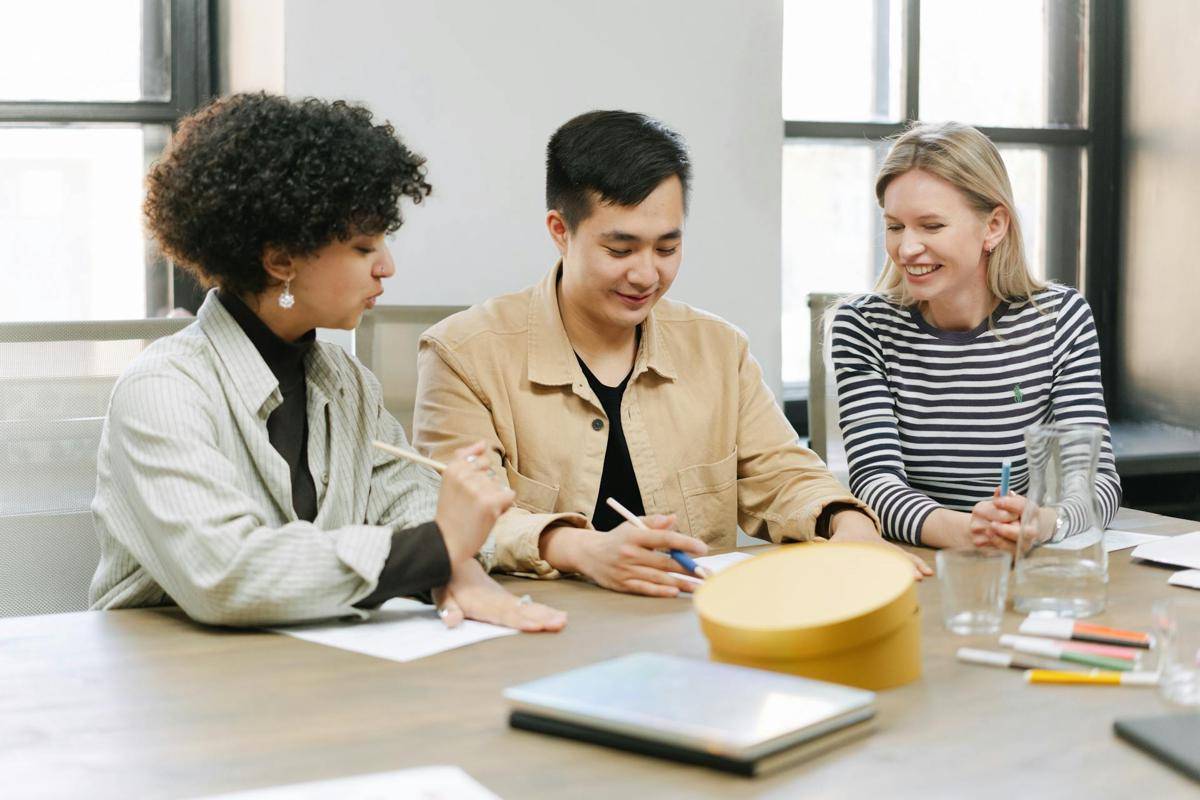 ilustrasi suasana kerja di kantor (pexels.com/Ivan Samkov)