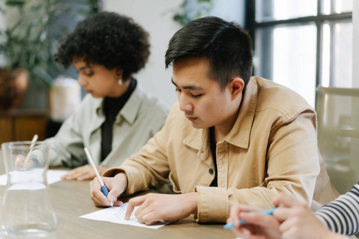 ilustrasi suasana kerja di kantor (pexels.com/Ivan Samkov)