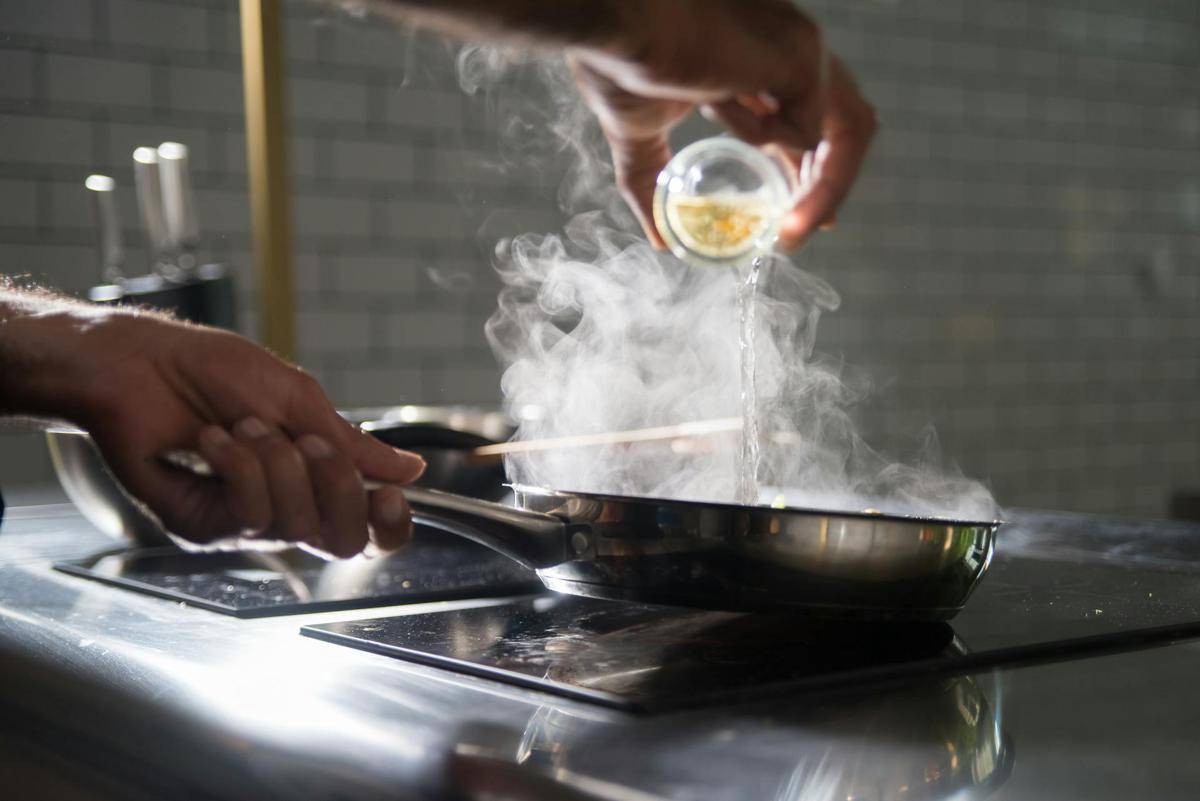 ilustrasi wajan stainless steel (pexels.com/ Kampus Production)