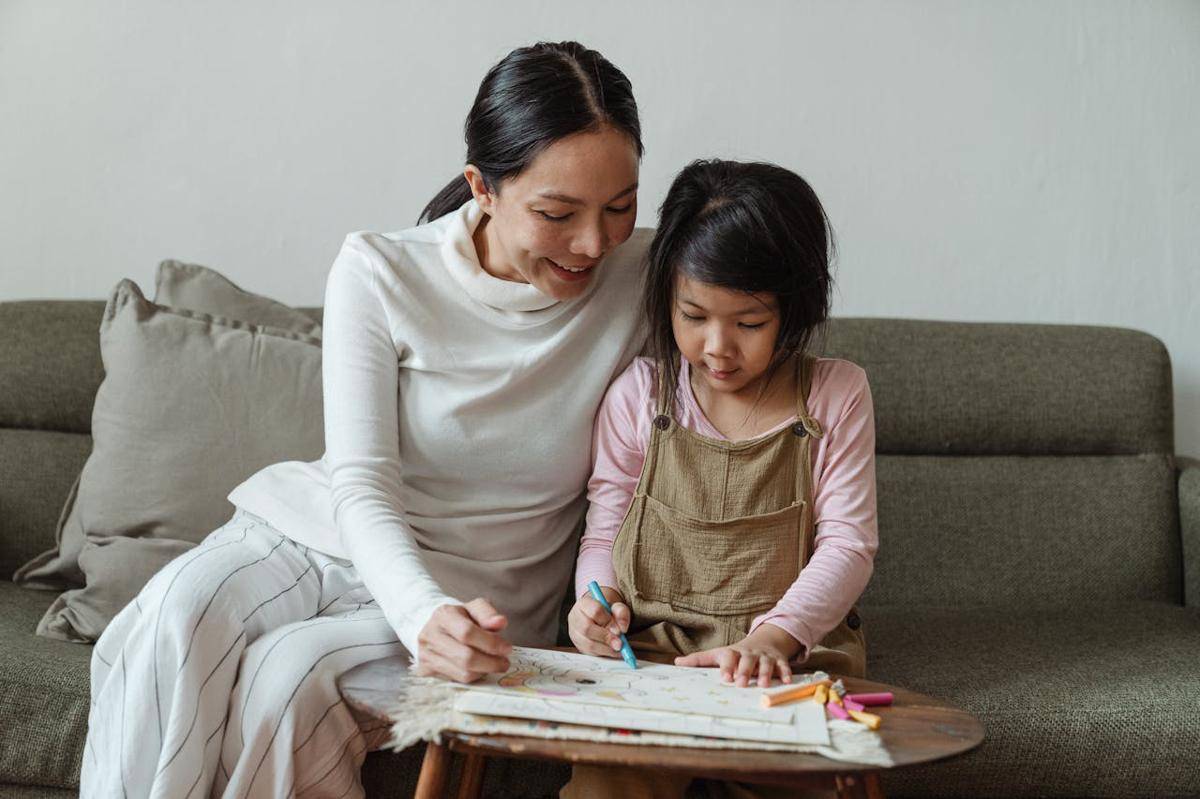 ilustrasi mendampingi anak belajar (pexels.com/Ketut Subiyanto)