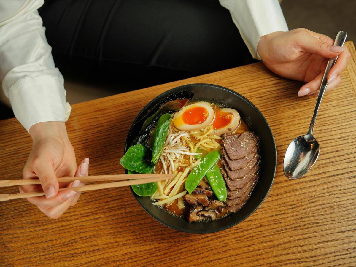 ilustrasi ajitsuke tamago sebagai topping ramen (pexels.com/Nadin Sh)