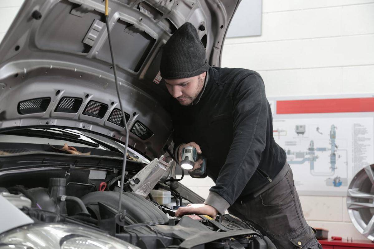 ilustrasi servis mobil