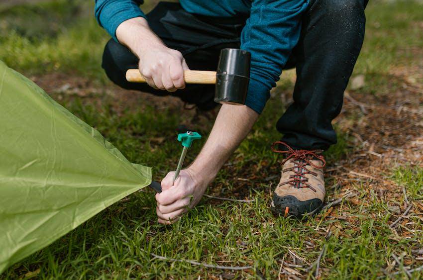 ilustrasi pasak tenda camping (pexels.com/RDNE Stock project)