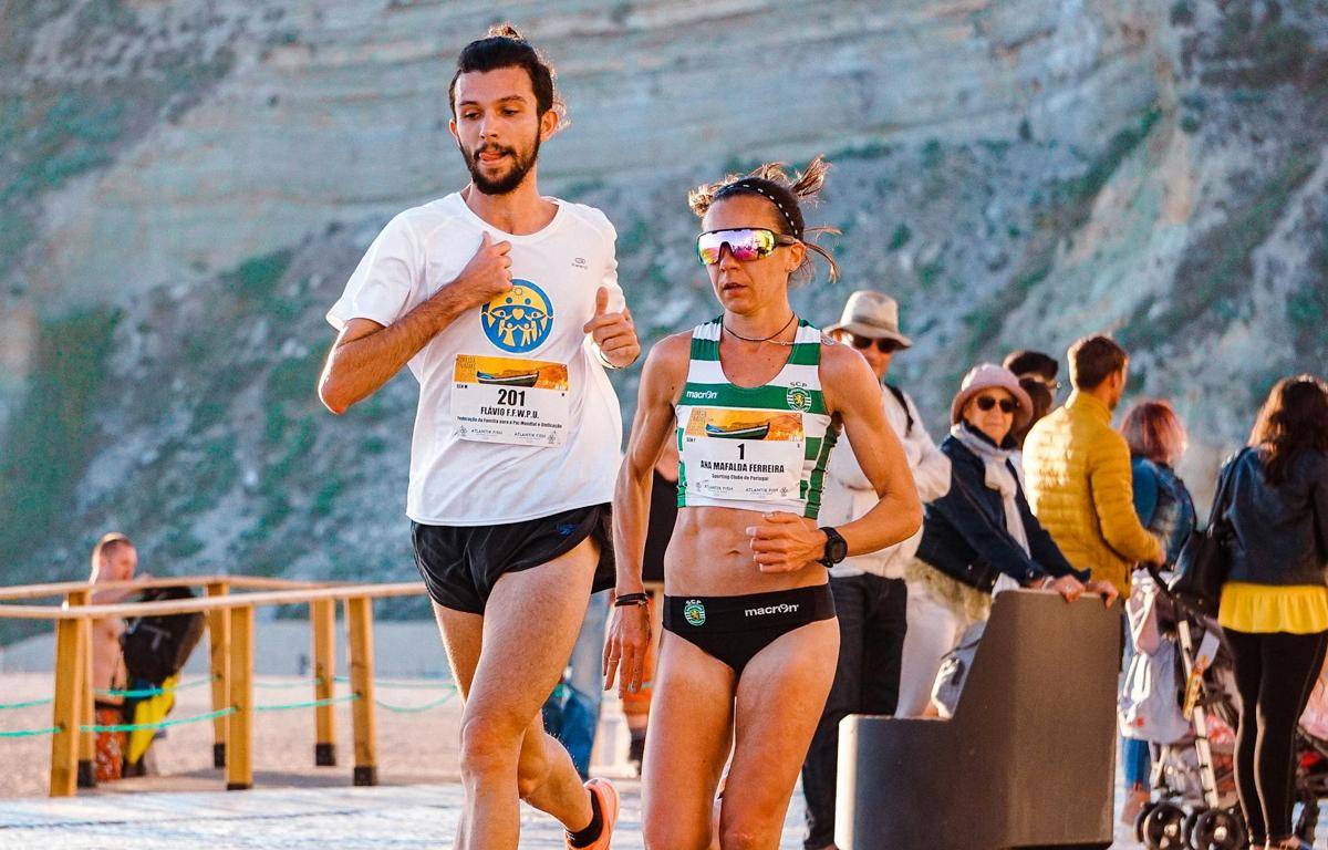 ilustrasi pelari maraton di garis finish