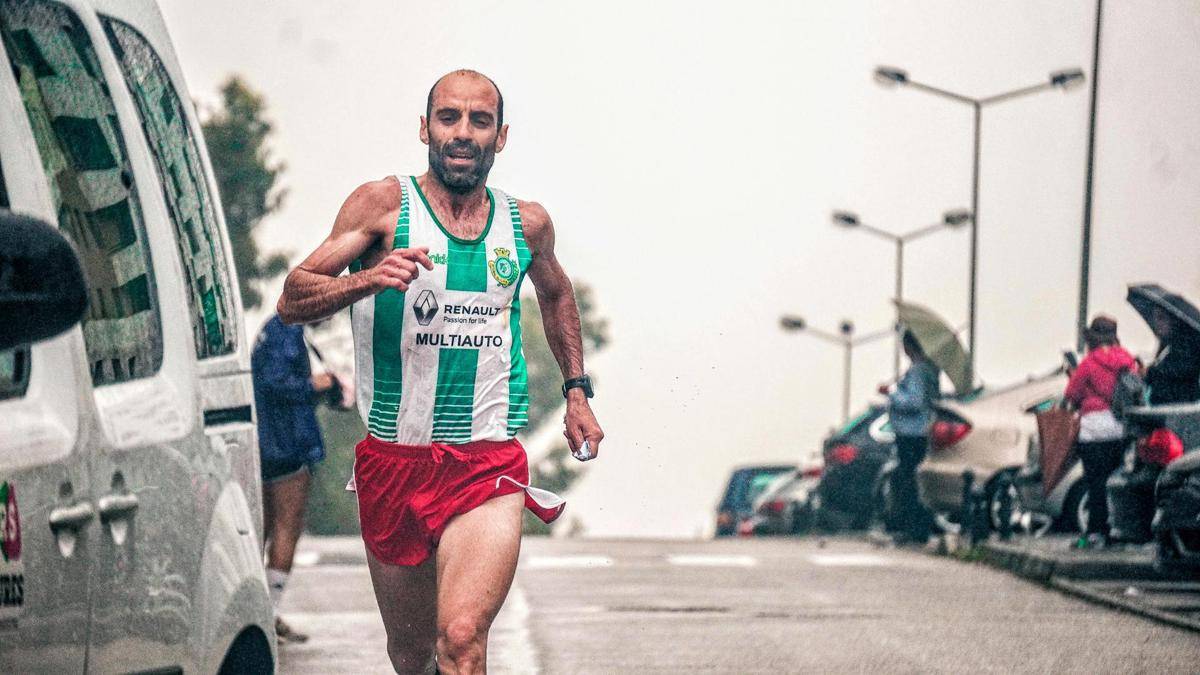 ilustrasi pelari maraton di garis finish