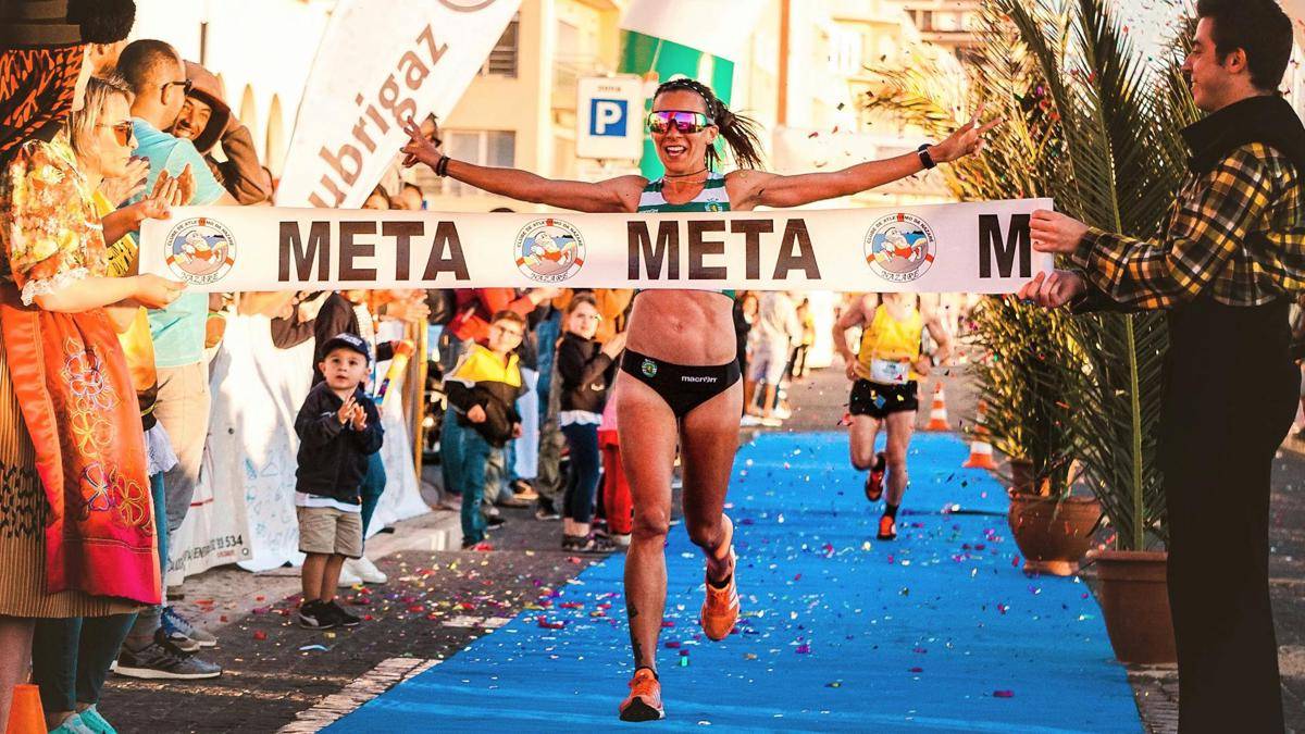 ilustrasi pelari maraton di garis finish