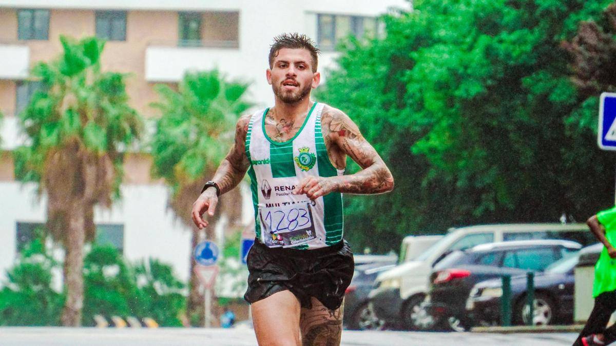 ilustrasi pelari maraton di garis finish