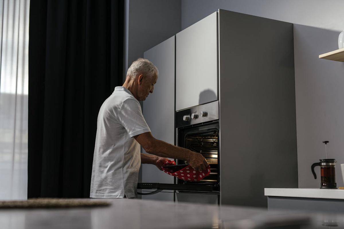 ilustrasi menghangatkan makanan di oven (pexels.com/SHVETS production)