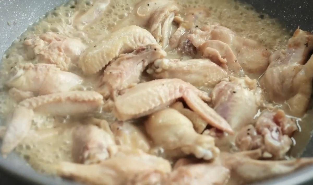 ilustrasi masak sayap ayam bersama bawang putih (YouTube.com/Devina Hermawan)