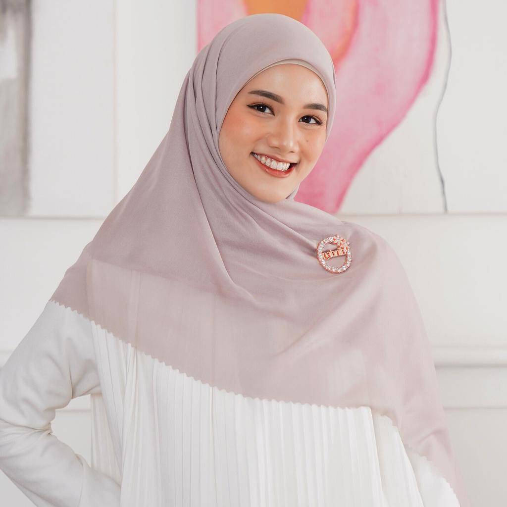 Nabnib - Yola Voal Jilbab Segiempat Paris Ultrafine (shopee.co.id/Nabnib Official Shop)