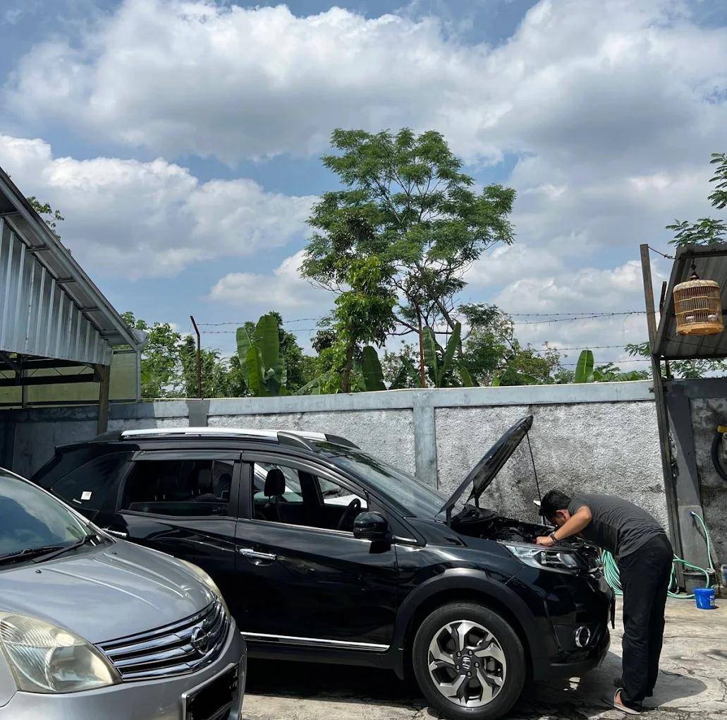 proses inspeksi mobil bekas di CARSPECTION Garage (google.com/Y RK)