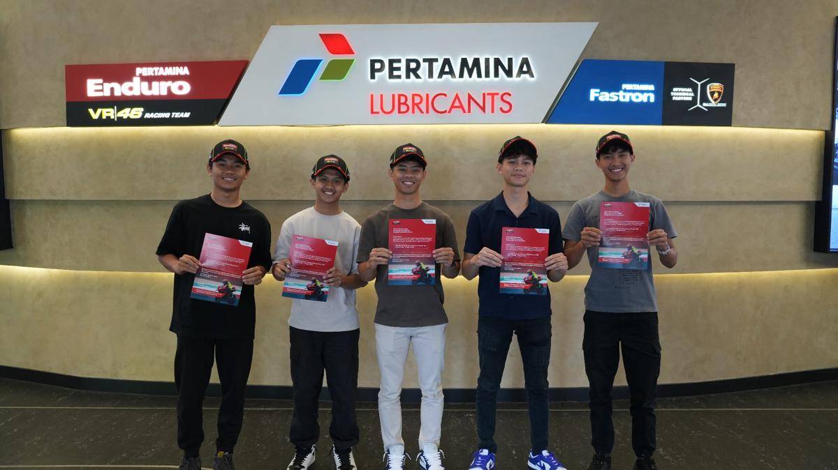 Para peserta Pertamina Enduro VR46 Riders Academy 2025 berfoto bersama sebelum keberangkatan ke Tavullia, Italia untuk mengikuti pelatihan di Motor Ranch milik Valentino Rossi.JPG