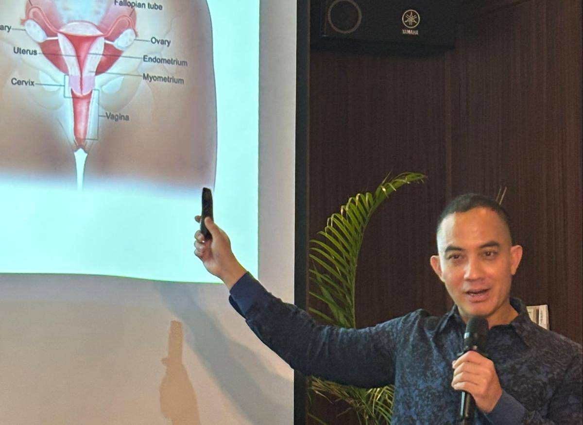 Sesi edukasi oleh dr. Muhammad Yusuf, Sp.OG(K)Onk, Dokter Spesialis Obstetri dan Ginekologi, Konsultan Onkologi (IDN Times/Rifki Wuda)