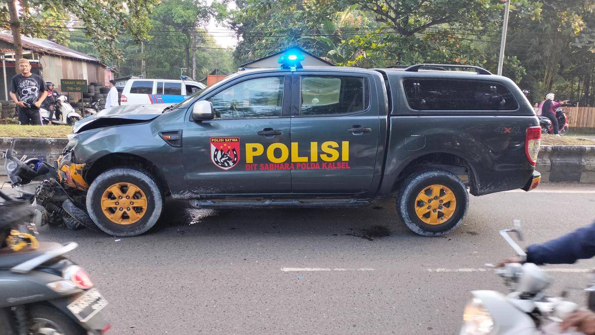 Kondisi mobil polisi dan motor Honda Beat korban usai tabrakan maut di Jalan A Yani KM 20 Liang Anggang, Banjarbaru, Minggu (27/7/2025). (Dok/Humas Polres Banjarbaru)