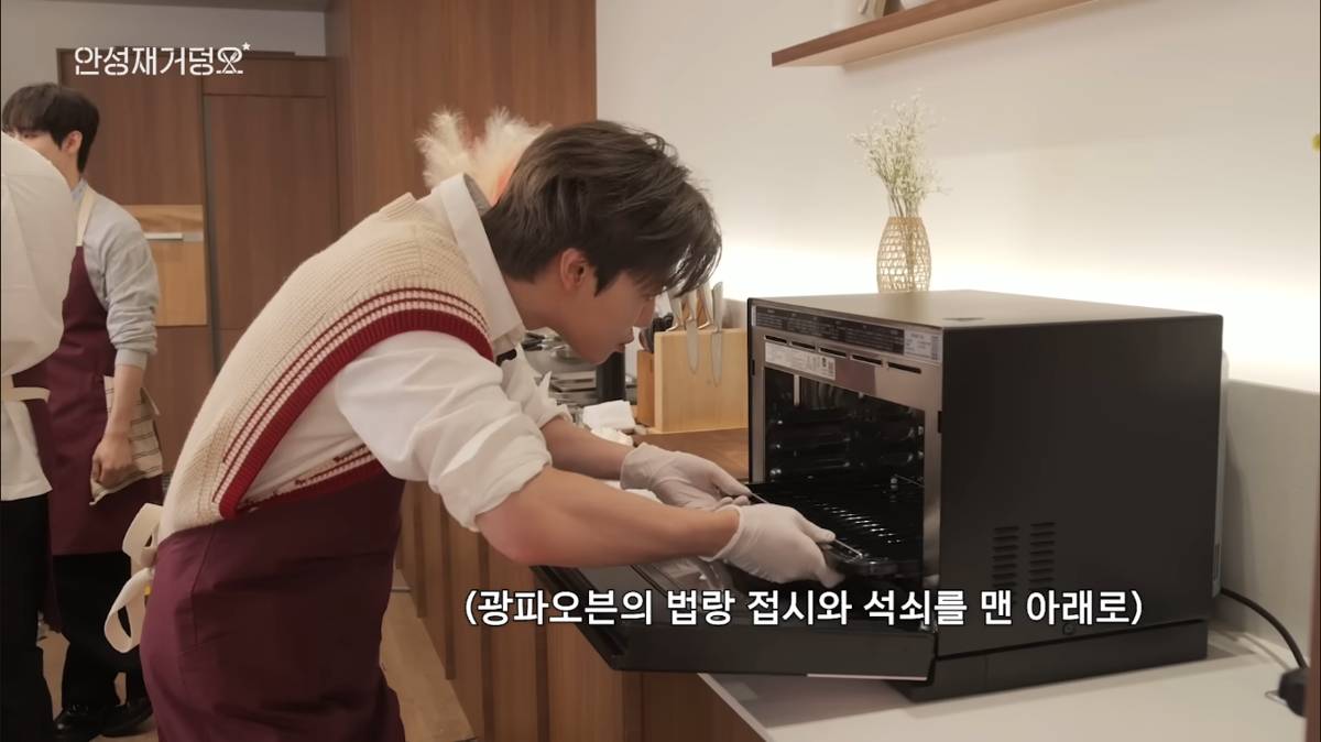 Tangkapan layar Jaemin NCT Dream memanaskan oven (youtube.com/Chef_SungAnh)