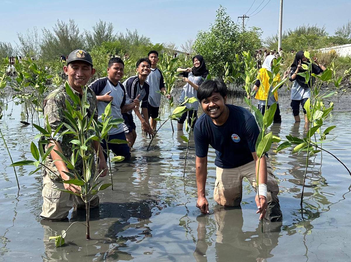 Hari Mangrove, Pemuda dan Pelajar Medan Hijaukan Kawasan Danau Siombak