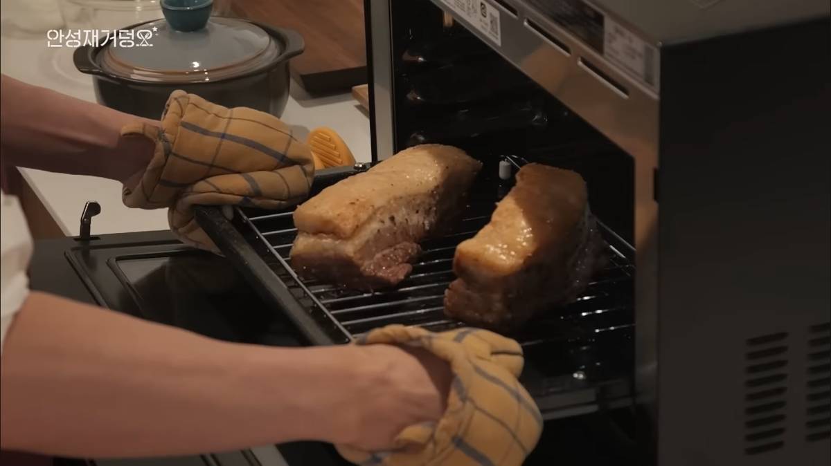 Tangkapan layar Jaemin NCT Dream memanggang daging (youtube.com/Chef_SungAnh)
