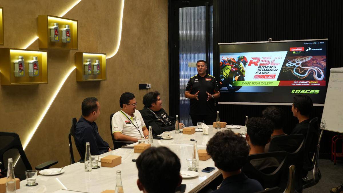 Rifat Sungkar (Brand Ambassador Pertamina Lubricants) memberikan arahan motivasi kepada para pembalap muda dalam sesi pembekalan Riders Summer Camp 2025 yang berlangsung di Enduro x Fastron Lounge, Jakarta.JPG