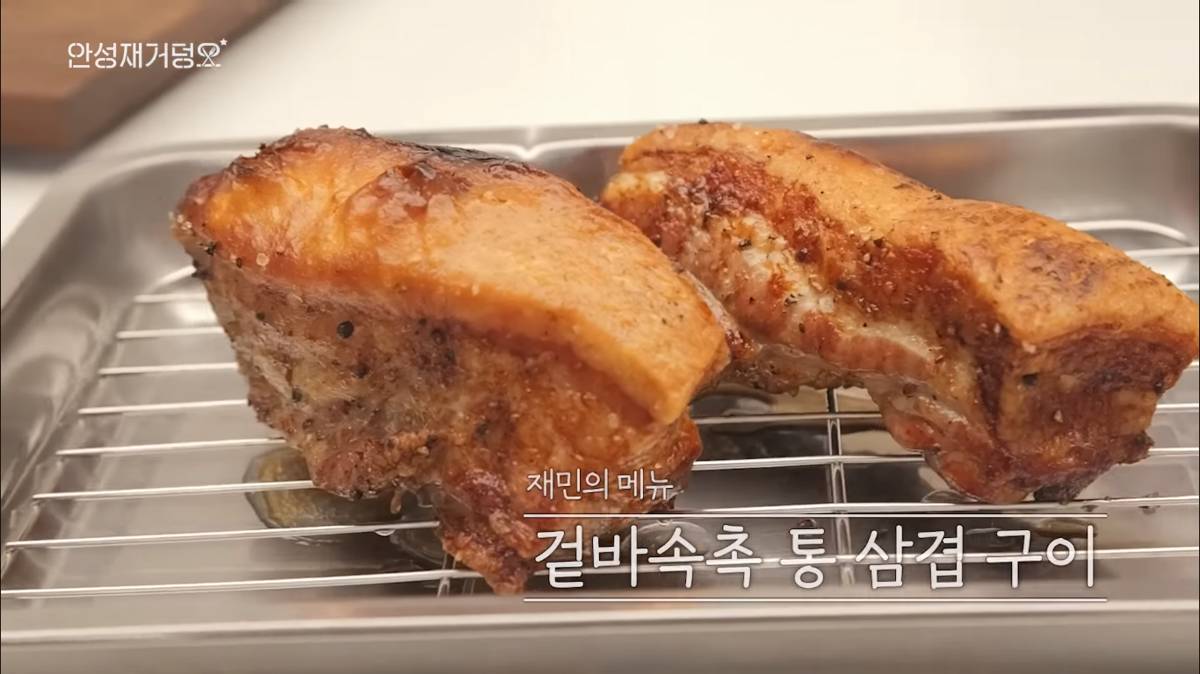 Tangkapan layar samgyepsal yang dimasak Jaemin NCT Dream (youtube.com/Chef_SungAnh)