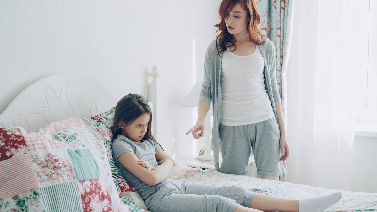Ilustrasi ibu menegur anak perempuannya (unsplash.com/silverkblack)