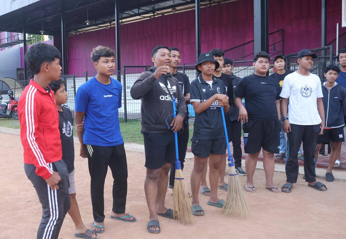Sejumlah suporter Persik Kediri bersiap membersihkan Stadion Brawijaya. IDN Times/ istimewa