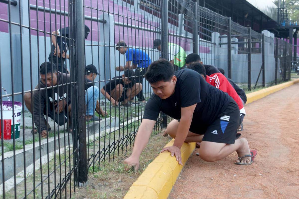 Suporter Persik Kediri saat membersihkan Stadion Brawijaya. IDN Times/ istimewa