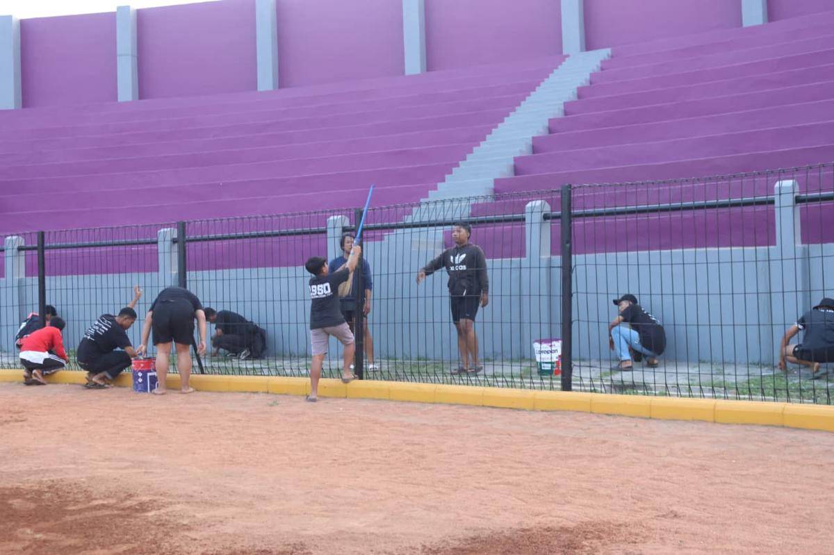 Suporter Persik Kediri saat membersihkan Stadion Brawijaya. IDN Times/ istimewa