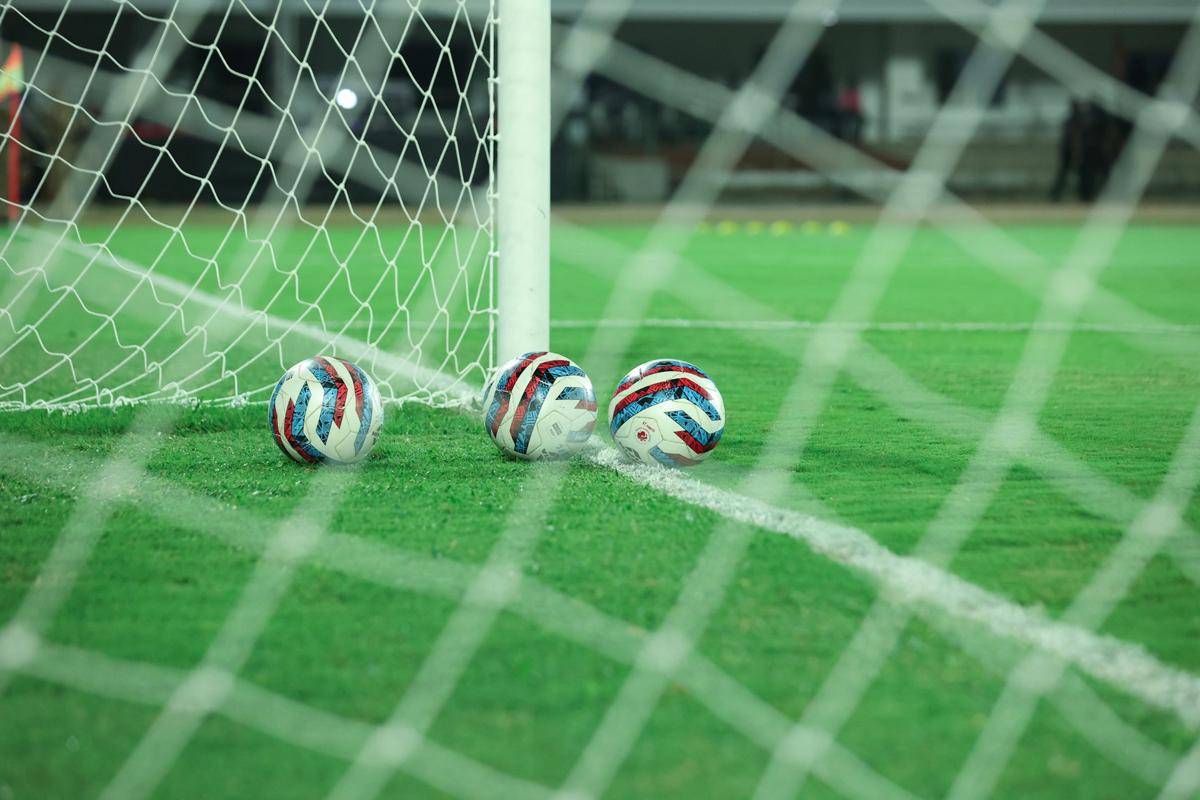 ilustrasi bola dalam sepak bola (unsplash.com/Zainu Color)