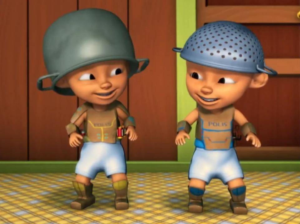kostum Sarjan dari bahan seadanya (dok. Les' Copaque Production/Upin & Ipin)