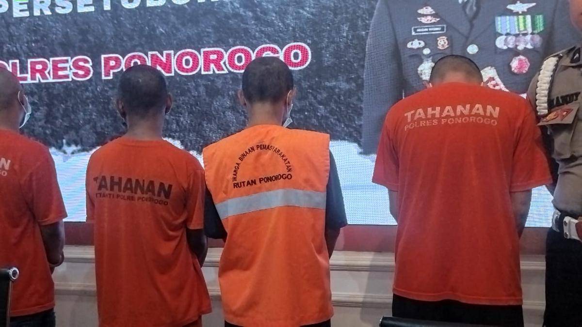 Pria berinisial S (51), warga Desa Baosan Lor, Kecamatan Ngrayun, Ponorogo pelaku persetubuhan anak bawah umur saat digelandang polisi. IDN Times/Riyanto.