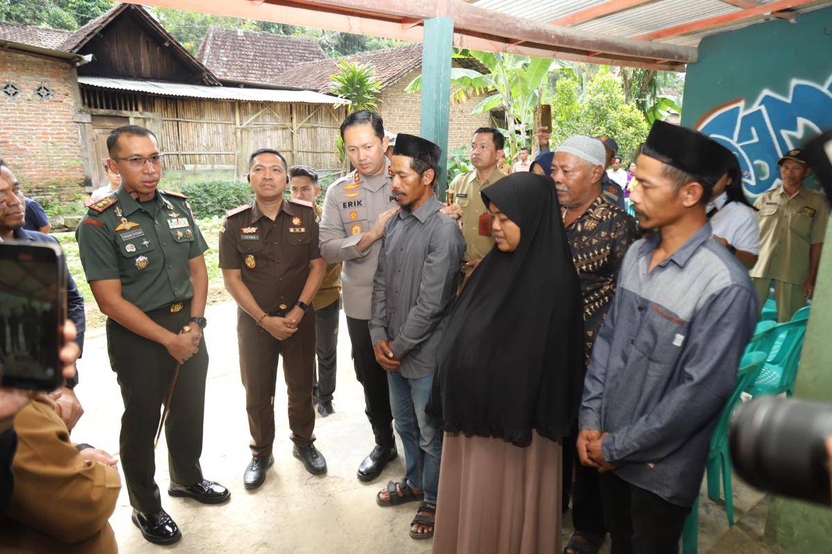 Kapolres Magetan bersama jajaran Forkopimda dan Jasa Raharja Madiun Raya serahkan bantuan Rp50 juta kepada keluarga korban. IDN Times/Istimewa.