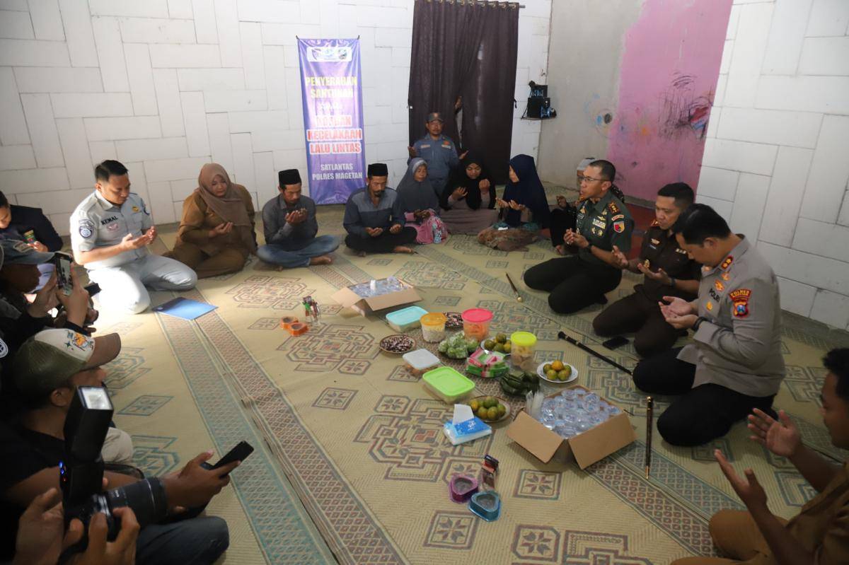 Kapolres Magetan bersama jajaran Forkopimda dan Jasa Raharja Madiun Raya serahkan bantuan Rp50 juta kepada keluarga korban. IDN Times/Istimewa.