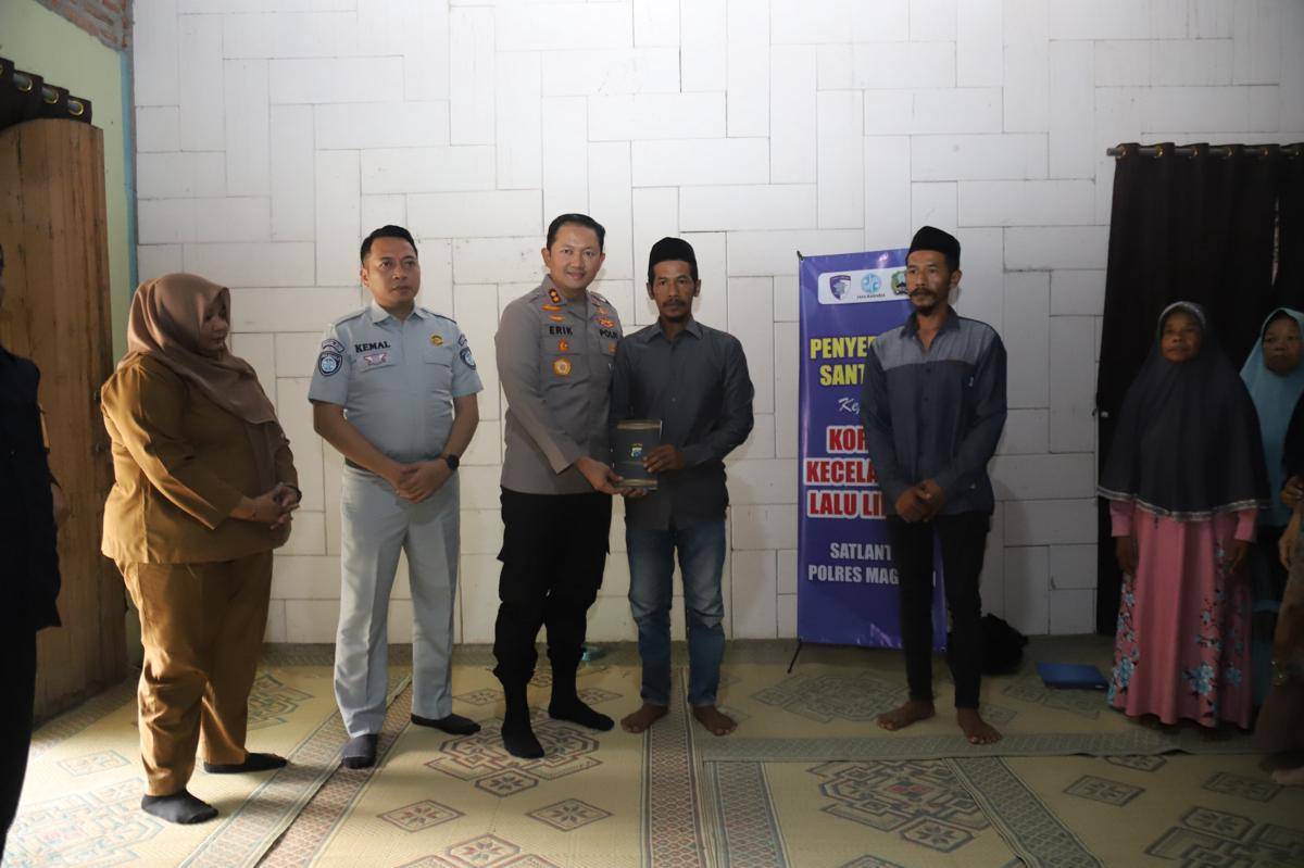 Kapolres Magetan bersama jajaran Forkopimda dan Jasa Raharja Madiun Raya serahkan bantuan Rp50 juta kepada keluarga korban. IDN Times/Istimewa.