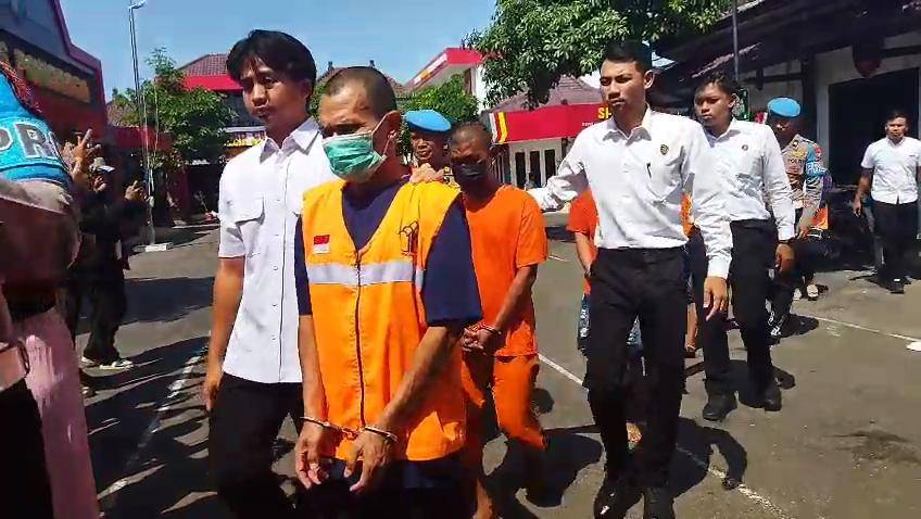 Pria berinisial S (51), warga Desa Baosan Lor, Kecamatan Ngrayun, Ponorogo pelaku persetubuhan anak bawah umur saat digelandang polisi. IDN Times/Riyanto.