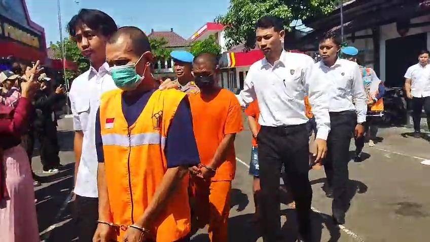Pria berinisial S (51), warga Desa Baosan Lor, Kecamatan Ngrayun, Ponorogo pelaku persetubuhan anak bawah umur saat digelandang polisi. IDN Times/Riyanto.