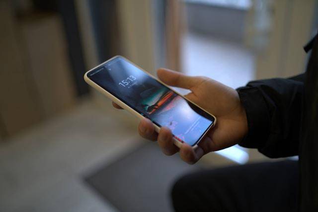 ilustrasi layar dengan dark mode (unsplash.com/@khodzinskyi)