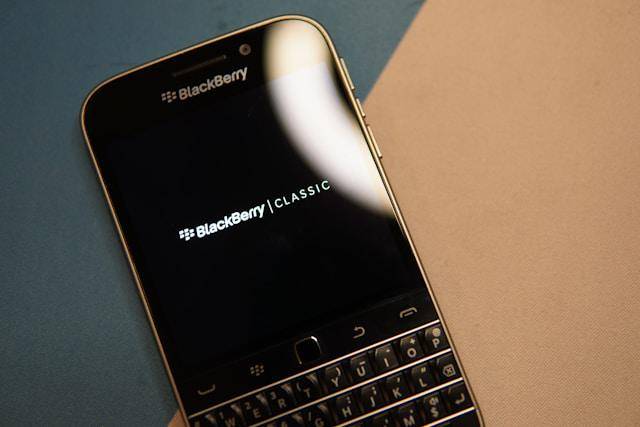 potret HP Blackberry (unsplash.com/@djyde)