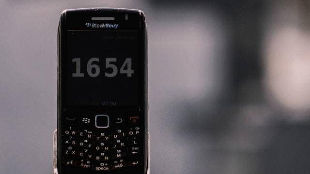 potret HP Blackberry (unsplash.com/@alex_dream)