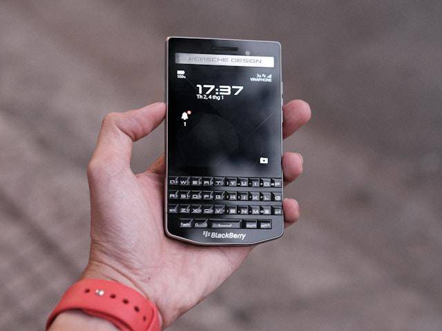 potret HP Blackberry (unsplash.com/@quangthai_itshop)