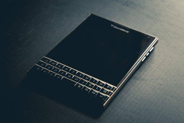 potret Blackberry Passport (pexels.com/@alessandro-nofi)