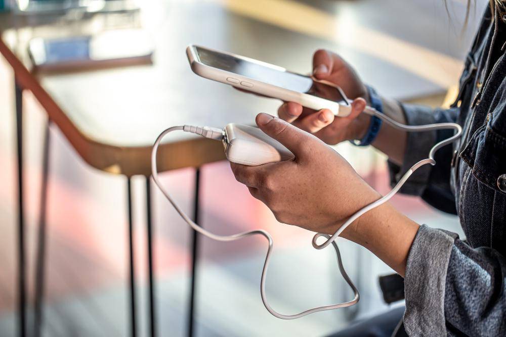 ilustrasi charging smartphone menggunakan powerbank