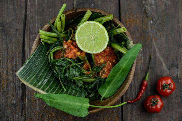 Ilustrasi plecing kangkung: sayur rebus tapi viral, bikin orang ketagihan. (Pinterest/wo-der-pfeffer-waechst.de)