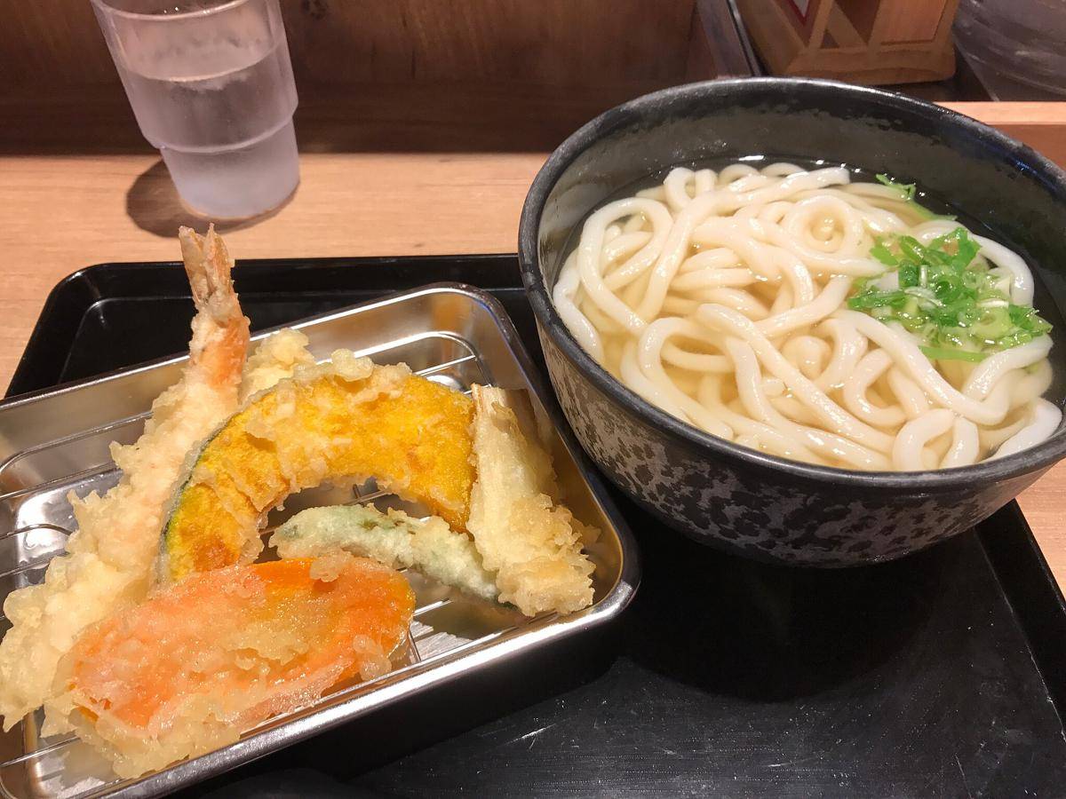 ilustrasi udon dan tempura (commons.wikimedia.org/Kanesue from Japan)